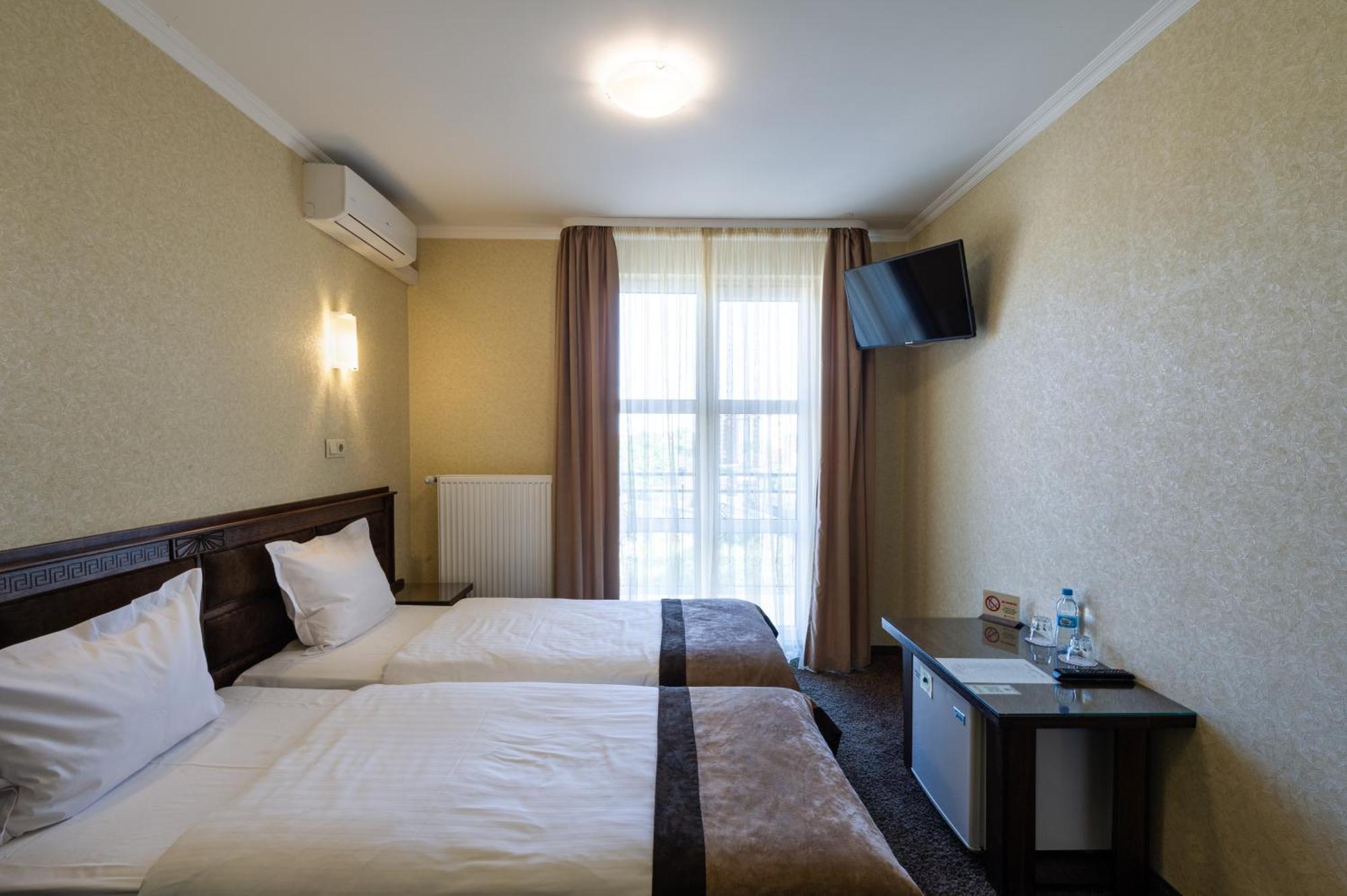Avalon Palace Тернопил Екстериор снимка