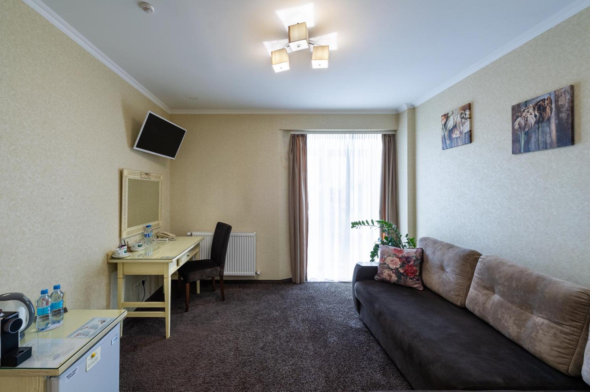 Avalon Palace Тернопил Екстериор снимка