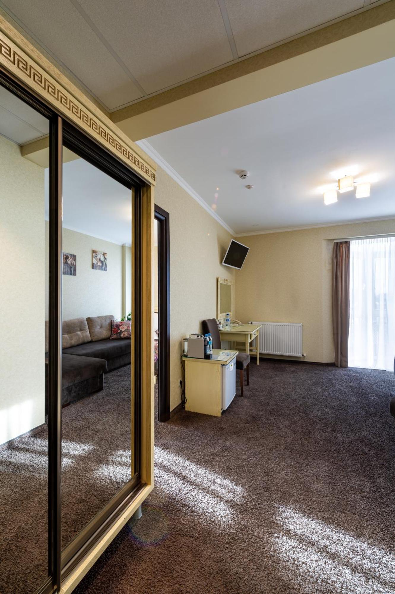 Avalon Palace Тернопил Екстериор снимка